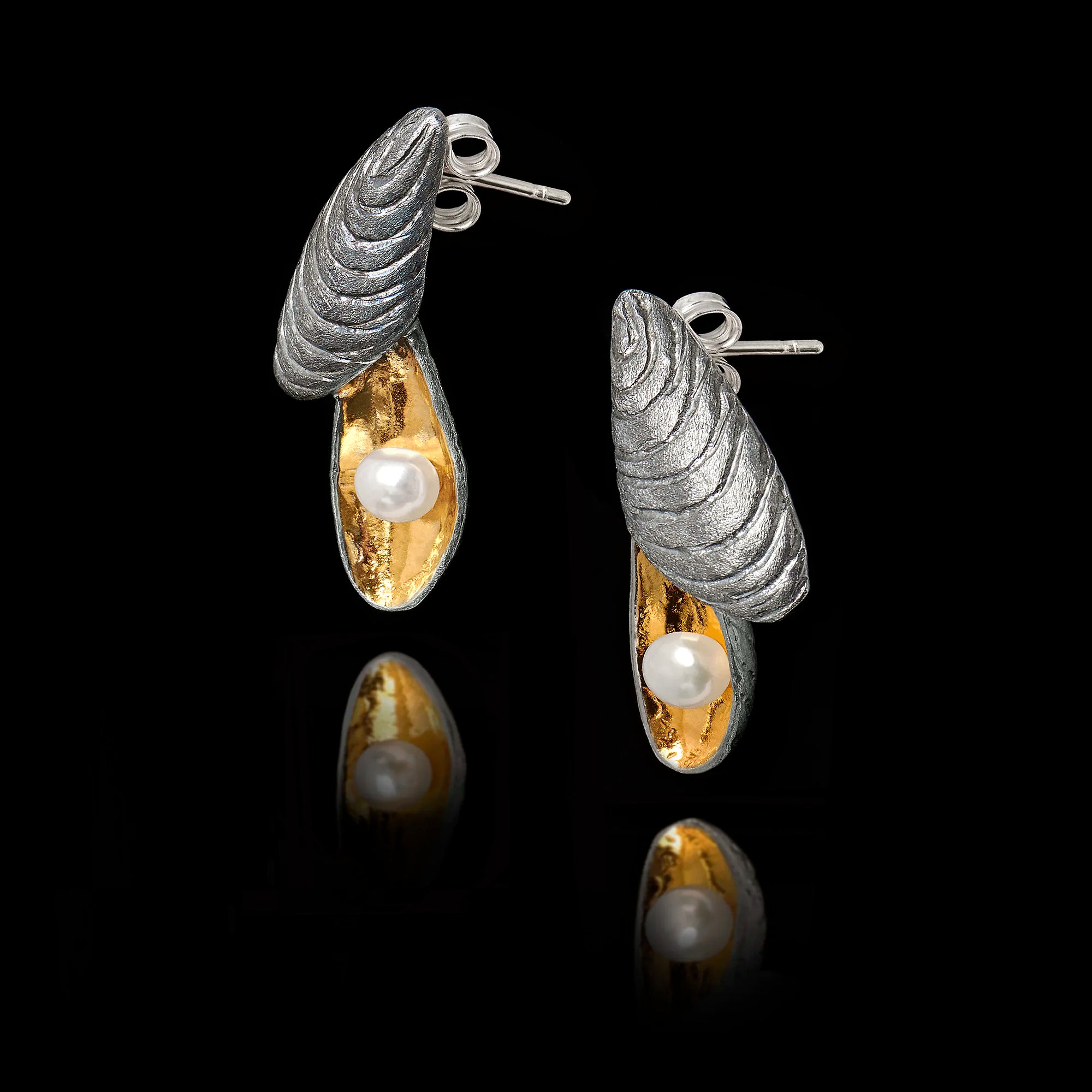 Oyster Shell Pearl Stud Earrings - 925 Silver Secondary image